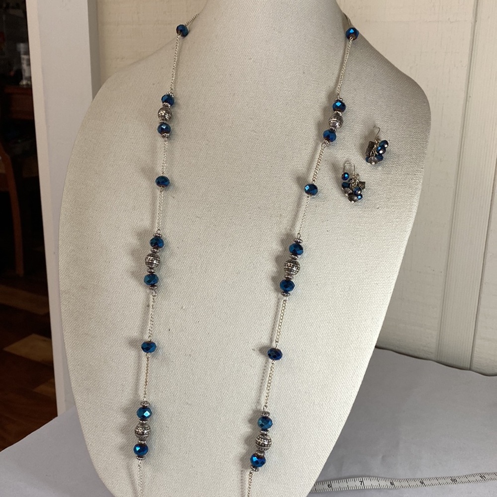 Long silvertone & sparkly faceted blue necklace set